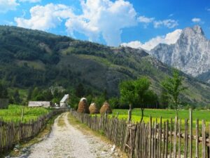 Rondreis Albanië: Cultuur & Strand (10 dagen); Besneeuwde bergtoppen en zonnige stranden